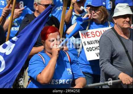 Ostrava, République tchèque. 27th juin 2023. Des centaines de personnes protestent contre le plan de consolidation gouvernementale lors d'un rassemblement organisé par le plus grand syndicat tchèque KOVO, sur 27 juin 2023, à Ostrava, en République tchèque. Crédit: Vlastimil Vyplel/CTK photo/Alay Live News Banque D'Images