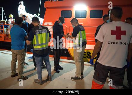 Un migrant, qui a été sauvé d'un canot à la mer Méditerranée, est vu identifié par la police espagnole après son arrivée à Port de Malaga. Salvamento Maritimo a sauvé un canot qui essayait d'atteindre la côte espagnole avec un total de 25 migrants à bord, et les a transférés au port de Malaga où ils ont été aidés par la Croix-Rouge espagnole. Une patrouille frontalière intensive par les autorités marocaines a provoqué une chute drastique du nombre de migrants qui tentent d'atteindre les côtes espagnoles sur la route de la mer d'Alboran. L'arrivée de migrants vers les côtes des îles Canaries (l'un des plus Banque D'Images