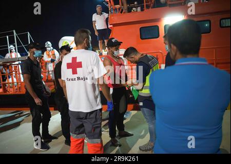 Un migrant, qui a été sauvé d'un canot à la mer Méditerranée, est vu identifié par la police espagnole après son arrivée à Port de Malaga. Salvamento Maritimo a sauvé un canot qui essayait d'atteindre la côte espagnole avec un total de 25 migrants à bord, et les a transférés au port de Malaga où ils ont été aidés par la Croix-Rouge espagnole. Une patrouille frontalière intensive par les autorités marocaines a provoqué une chute drastique du nombre de migrants qui tentent d'atteindre les côtes espagnoles sur la route de la mer d'Alboran. L'arrivée de migrants vers les côtes des îles Canaries (l'un des plus Banque D'Images