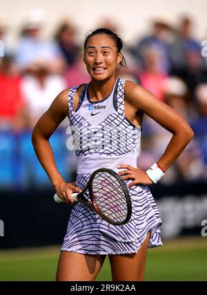 Qinwen Zheng parle à l'arbitre d'une décision lors de son match des femmes célibataires contre Jessica Pegula le le quatrième jour du Rothesay International Eastbourne au parc Devonshire. Date de la photo: Mardi 27 juin 2023. Banque D'Images