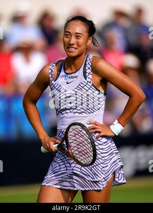 Qinwen Zheng parle à l'arbitre d'une décision lors de son match des femmes célibataires contre Jessica Pegula le le quatrième jour du Rothesay International Eastbourne au parc Devonshire. Date de la photo: Mardi 27 juin 2023. Banque D'Images