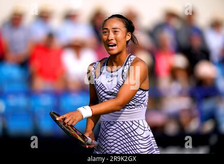 Qinwen Zheng parle à l'arbitre d'une décision lors de son match des femmes célibataires contre Jessica Pegula le le quatrième jour du Rothesay International Eastbourne au parc Devonshire. Date de la photo: Mardi 27 juin 2023. Banque D'Images