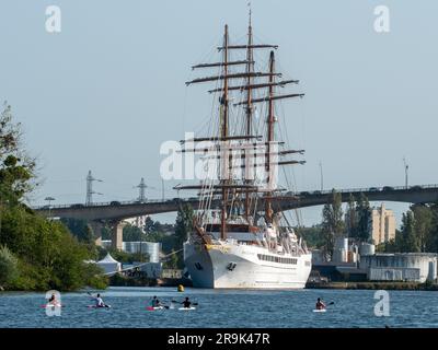 Caen, France 5 juin 2023. Mer esprit de nuages exclusif de voile touristique trois-mâts navire dans le port de Caen Normandie Banque D'Images