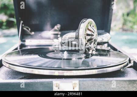 ancien lecteur d'aiguilles de gramophone sur un disque en vinyle. Tête ronde en métal brillant pour la reproduction de la musique. Lecteur de disques rétro en vinyle dans le gard Banque D'Images