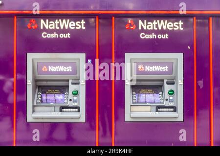 Distributeurs automatiques de billets de banque NatWest à la gare de Liverpool Street à Londres, Royaume-Uni Banque D'Images