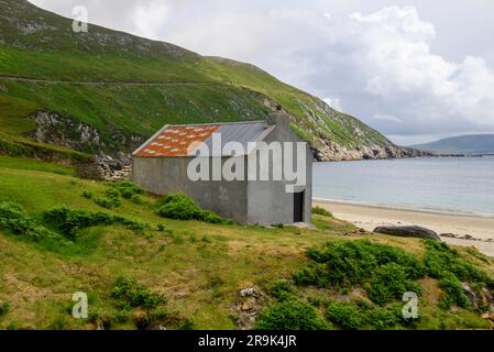 Hutte rustique à Keem Bay, île d'Achill, comté de Mayo, Irlande Banque D'Images