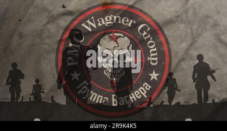 War Wagner Group, ombre des soldats sur le champ de bataille sur le drapeau sale PMC Wagner, crises entre la Russie et Wagner Banque D'Images