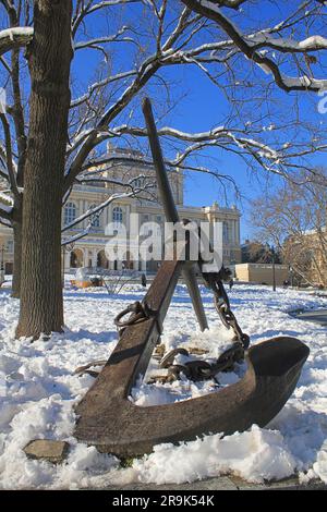 Photo prise en Ukraine. La photo montre une vieille ancre dans la neige sur le fond de l'Opéra d'Odessa. Banque D'Images