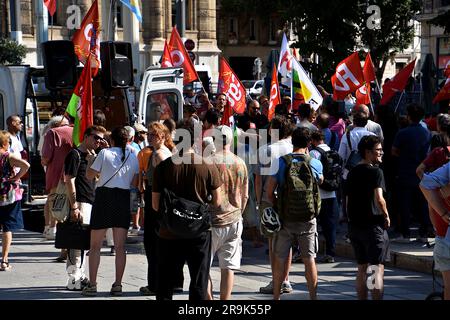 Marseille, France. 26th juin 2023. Les manifestants tiennent des drapeaux pendant la manifestation. Lors de l'appel à la mobilisation d'une grande Union, des personnes se sont rassemblées devant la préfecture des Bouches-du-Rhône pour rappeler une opposition toujours présente à la réforme des retraites, Mais aussi à diverses mesures prévues par le gouvernement français pour la ville de Marseille dans le cadre du projet de la "ville en grand" du président Emmanuel Macron présent à Marseille de 26 juin au 28, 2023. Crédit : SOPA Images Limited/Alamy Live News Banque D'Images