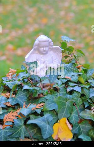 La photo a été prise sur l'ancien cimetière du monastère dans la vieille ville de Straubing. La photo montre une statuette en porcelaine d'un ange debout dans le TH Banque D'Images