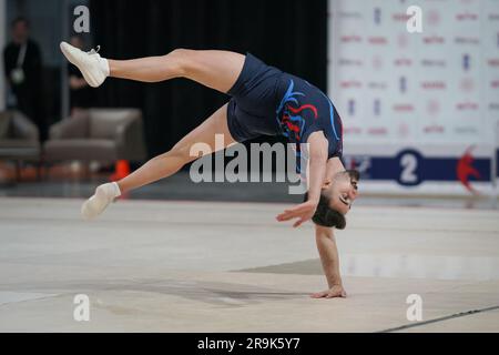 ISTANBUL, TURKIYE - 01 AVRIL 2023 : un athlète indéfini se produit lors des championnats turcs de gymnastique aérobie Banque D'Images