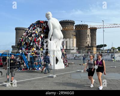 Naples, Italie. 23rd juin 2023. Préparation de l'installation de la Vénus de chiffons par Michelangelo Pistoletto sur la Piazza del Municipio crédit: Agence de photo indépendante/Alamy Live News Banque D'Images
