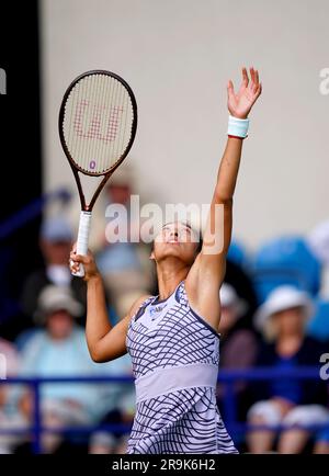 Qinwen Zheng sert lors de son match féminin de singles contre Jessica Pegula le quatrième jour de l'Eastbourne Rothesay International au parc Devonshire. Date de la photo: Mardi 27 juin 2023. Banque D'Images