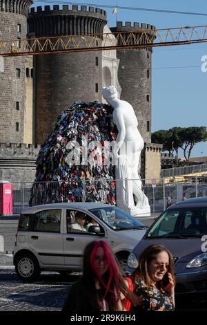 Naples, Italie. 27th juin 2023. Préparation de l'installation de la Vénus de chiffons par Michelangelo Pistoletto sur la Piazza del Municipio crédit: Agence de photo indépendante/Alamy Live News Banque D'Images