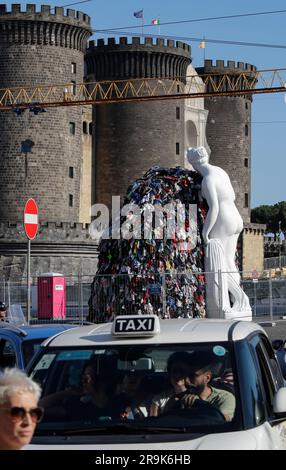 Naples, Italie. 27th juin 2023. Préparation de l'installation de la Vénus de chiffons par Michelangelo Pistoletto sur la Piazza del Municipio crédit: Agence de photo indépendante/Alamy Live News Banque D'Images