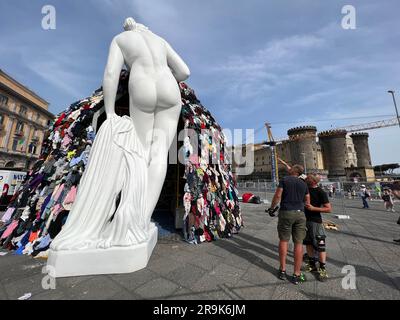 Naples, Italie. 23rd juin 2023. Préparation de l'installation de la Vénus de chiffons par Michelangelo Pistoletto sur la Piazza del Municipio crédit: Agence de photo indépendante/Alamy Live News Banque D'Images