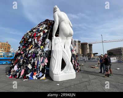 Naples, Italie. 23rd juin 2023. Préparation de l'installation de la Vénus de chiffons par Michelangelo Pistoletto sur la Piazza del Municipio crédit: Agence de photo indépendante/Alamy Live News Banque D'Images