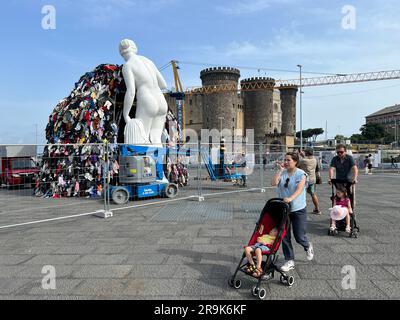 Naples, Italie. 23rd juin 2023. Préparation de l'installation de la Vénus de chiffons par Michelangelo Pistoletto sur la Piazza del Municipio crédit: Agence de photo indépendante/Alamy Live News Banque D'Images