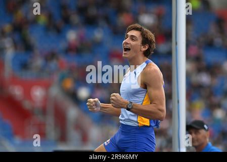 Ostrava, République tchèque. 27th juin 2023. L'athlète suédois Armand Dupantis participe à la compétition de saut en perche lors de l'épreuve annuelle d'athlétisme Golden Spike Ostrava 63rd, dans le cadre des rencontres du défi mondial de l'IAAF, à Ostrava, en République tchèque, sur 27 juin 2023. Crédit: Jaroslav Ozana/CTK photo/Alay Live News Banque D'Images