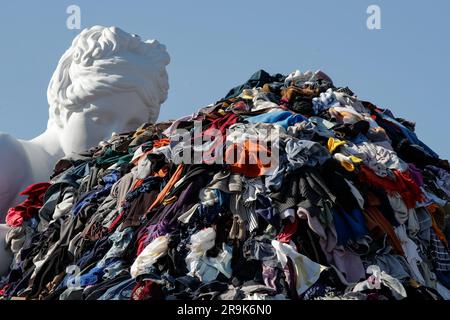 Naples, Italie. 27th juin 2023. Préparation de l'installation de la Vénus de chiffons par Michelangelo Pistoletto sur la Piazza del Municipio crédit: Agence de photo indépendante/Alamy Live News Banque D'Images