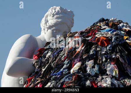 Naples, Italie. 27th juin 2023. Préparation de l'installation de la Vénus de chiffons par Michelangelo Pistoletto sur la Piazza del Municipio crédit: Agence de photo indépendante/Alamy Live News Banque D'Images