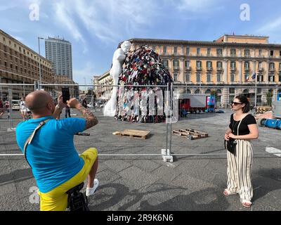 Naples, Italie. 23rd juin 2023. Préparation de l'installation de la Vénus de chiffons par Michelangelo Pistoletto sur la Piazza del Municipio crédit: Agence de photo indépendante/Alamy Live News Banque D'Images