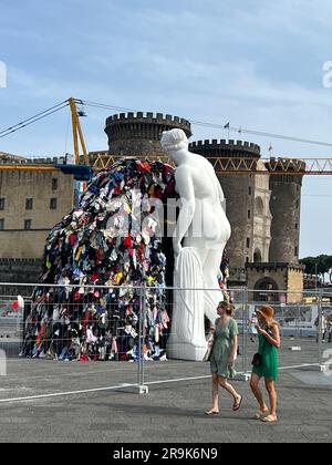 Naples, Italie. 23rd juin 2023. Préparation de l'installation de la Vénus de chiffons par Michelangelo Pistoletto sur la Piazza del Municipio crédit: Agence de photo indépendante/Alamy Live News Banque D'Images