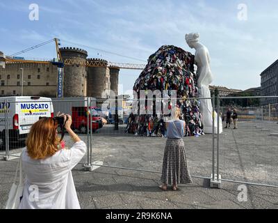 Naples, Italie. 23rd juin 2023. Préparation de l'installation de la Vénus de chiffons par Michelangelo Pistoletto sur la Piazza del Municipio crédit: Agence de photo indépendante/Alamy Live News Banque D'Images
