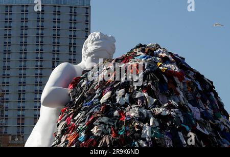 Naples, Italie. 27th juin 2023. Préparation de l'installation de la Vénus de chiffons par Michelangelo Pistoletto sur la Piazza del Municipio crédit: Agence de photo indépendante/Alamy Live News Banque D'Images