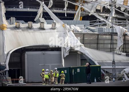 Pompier assister à la scène à O2 Arena où la bâche s'est déchirée à cause de la tempête Eunice le vendredi 18th février 2022 Banque D'Images