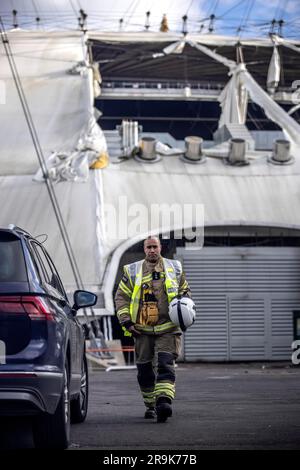 Pompier assister à la scène à O2 Arena où la bâche s'est déchirée à cause de la tempête Eunice le vendredi 18th février 2022 Banque D'Images