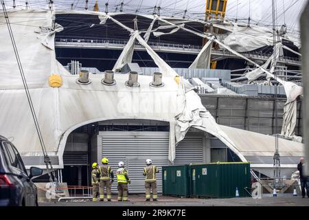 Pompier assister à la scène à O2 Arena où la bâche s'est déchirée à cause de la tempête Eunice le vendredi 18th février 2022 Banque D'Images