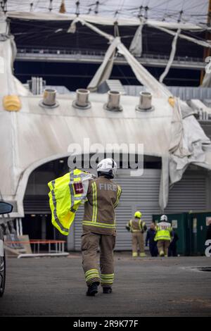 Pompier assister à la scène à O2 Arena où la bâche s'est déchirée à cause de la tempête Eunice le vendredi 18th février 2022 Banque D'Images