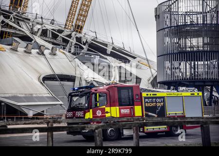 Pompier assister à la scène à O2 Arena où la bâche s'est déchirée à cause de la tempête Eunice le vendredi 18th février 2022 Banque D'Images