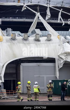 Pompier assister à la scène à O2 Arena où la bâche s'est déchirée à cause de la tempête Eunice le vendredi 18th février 2022 Banque D'Images