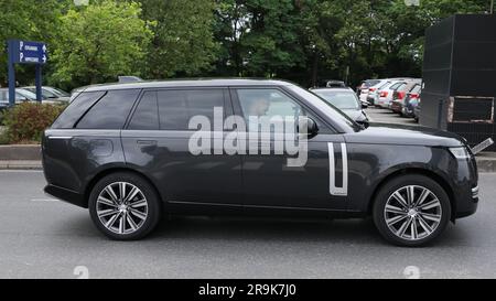 Bruxelles, Belgique. 27th juin 2023. Le Prince Emmanuel arrive en voiture à l'hôpital Saint-Luc de Bruxelles, le mardi 27 juin 2023. Le roi Albert II, âgé de 89 ans, a été admis à l'hôpital avec des symptômes de déshydratation. BELGA PHOTO BENOIT DOPPAGNE crédit: Belga News Agency/Alay Live News Banque D'Images