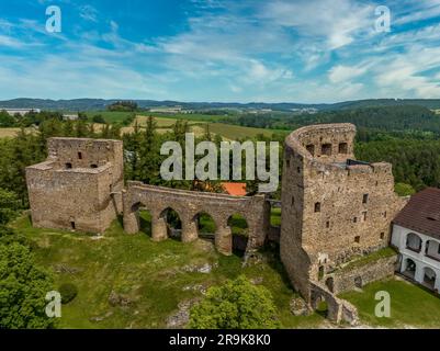 Vue aérienne du château de Velhartice en Bohême avec deux palais gothiques reliés par un pont unique en pierre Banque D'Images