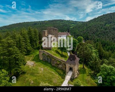 Vue aérienne du château de Velhartice en Bohême avec deux palais gothiques reliés par un pont unique en pierre Banque D'Images