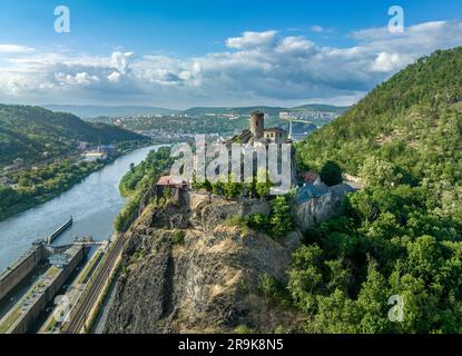 Vue aérienne de la ruine du château de Strekov près d'Usti nad Labem au-dessus de l'Elbe en Tchéquie Banque D'Images