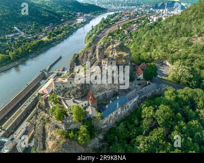 Vue aérienne de la ruine du château de Strekov près d'Usti nad Labem au-dessus de l'Elbe en Tchéquie Banque D'Images