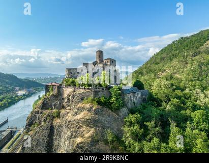 Vue aérienne de la ruine du château de Strekov près d'Usti nad Labem au-dessus de l'Elbe en Tchéquie Banque D'Images