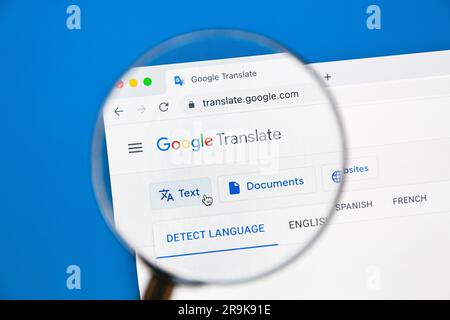 Ostersund, Suède - 6 févr. 2023: Site Web Google Translate sur un écran d'ordinateur. Google Translate est un service multilingue de traduction neuronale Banque D'Images