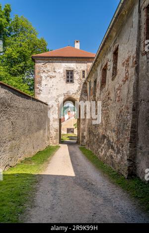 Vue aérienne du château de Veveri en Moravie avec de grandes cours, plusieurs portes, tours carrées et rondes avec ciel bleu nuageux Banque D'Images