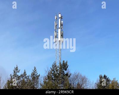 Tour de télécommunication et fond bleu ciel. Banque D'Images