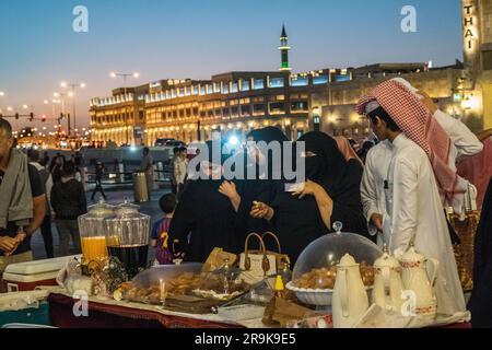 Doha, Qatar. 26th mars 2023. Les gens font du shopping au marché traditionnel de Souq Waqif devant Eid al-Adha dans la capitale de Doha, au Qatar, sur 26 juin 2023. Les gens accueillant Eid Al-Adha avec beaucoup de joie, en particulier dans les marchés du Qatar, qui s'appelle Souq Waqif, où il est considéré comme une destination populaire pour les touristes, qui est densément peuplé de différents pays et qui prépare pour les festivals d'Eid Al-Adha. (Photo de Mouneb Taim/INA photo Agency/Sipa USA) crédit: SIPA USA/Alay Live News Banque D'Images