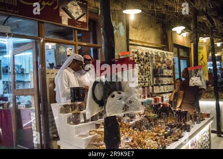 Doha, Qatar. 26th mars 2023. Les gens font du shopping au marché traditionnel de Souq Waqif devant Eid al-Adha dans la capitale de Doha, au Qatar, sur 26 juin 2023. Les gens accueillant Eid Al-Adha avec beaucoup de joie, en particulier dans les marchés du Qatar, qui s'appelle Souq Waqif, où il est considéré comme une destination populaire pour les touristes, qui est densément peuplé de différents pays et qui prépare pour les festivals d'Eid Al-Adha. (Photo de Mouneb Taim/INA photo Agency/Sipa USA) crédit: SIPA USA/Alay Live News Banque D'Images