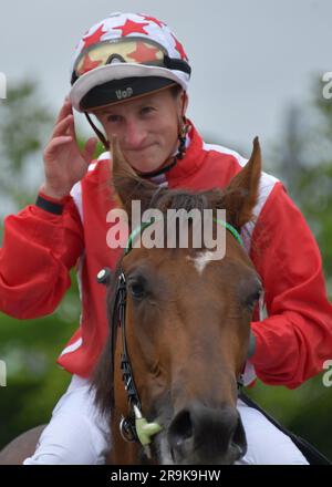 Newbury, Royaume-Uni. 27th juin 2023. Tom Marquand salue la foule après avoir remporté les enjeux Novice 18,40 d'EBF Fillies sur Shuwari à l'hippodrome de Newbury, au Royaume-Uni. Crédit : Paul Blake/Alay Live News. Banque D'Images