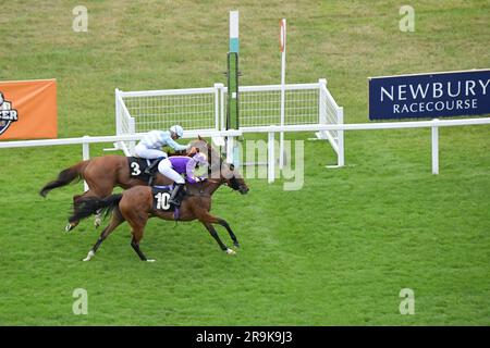 Newbury, Royaume-Uni. 27th juin 2023. Mrembo (capuchon violet), monté par Olivia Tubb (5), retient Lucky's Dream avant de gagner les 17,30Apprentice enjeux handicap à l'hippodrome de Newbury, au Royaume-Uni. Crédit : Paul Blake/Alay Live News. Banque D'Images