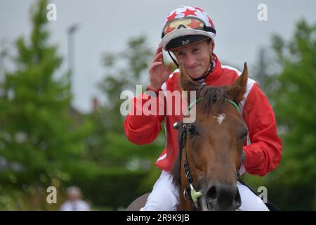 Newbury, Royaume-Uni. 27th juin 2023. Tom Marquand salue la foule après avoir remporté les enjeux Novice 18,40 d'EBF Fillies sur Shuwari à l'hippodrome de Newbury, au Royaume-Uni. Crédit : Paul Blake/Alay Live News. Banque D'Images