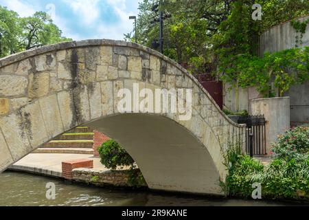 San Antonio, Texas, États-Unis – 8 mai 2023 : pont d'arche au-dessus de la promenade sur la rivière dans le centre-ville de San Antonio, Texas. Banque D'Images